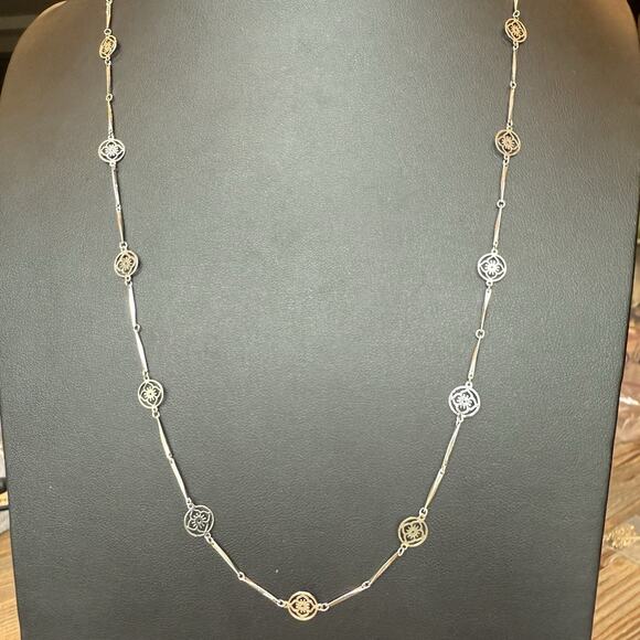 VTG 1977 Avon Blooming Lotus Flower Openwork Lightweight Silver Tone Necklace - Picture 4 of 4